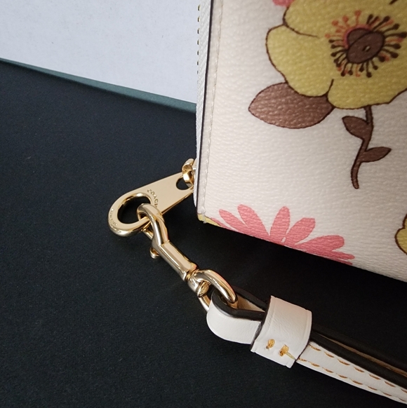 ✨️NWOT✨️ Coach Accordian Zip Long Wallet W Wristlet Strap, Floral, 2023, $298 - Picture 4 of 8